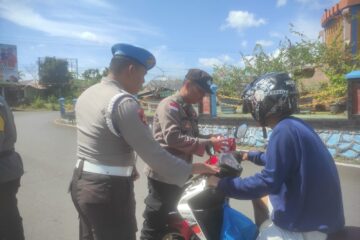 polres bintan bagikan bendera