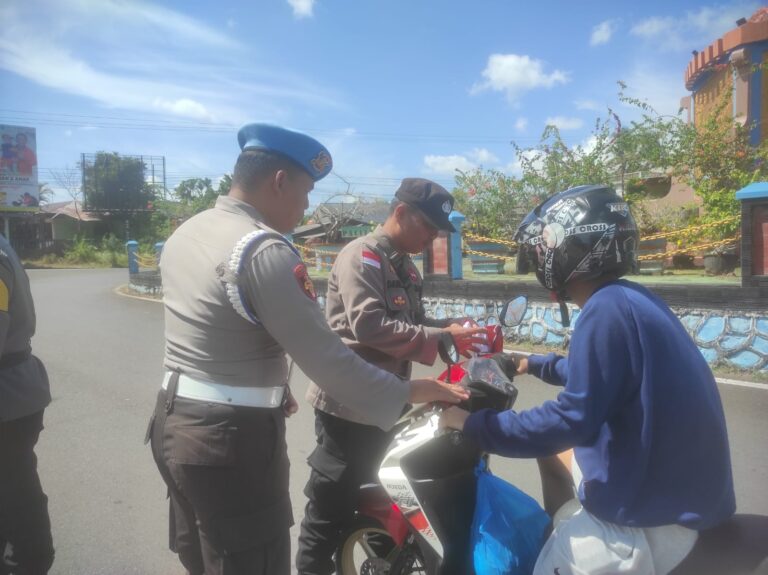 polres bintan bagikan bendera
