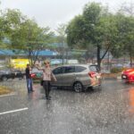 Kapolsek Lubuk Baja Kompol Deny Langie, Spontan Urai Macet Akibat Hujan Deras