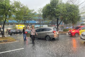 Kapolsek Lubuk Baja Kompol Deny Langie, Spontan Urai Macet Akibat Hujan Deras