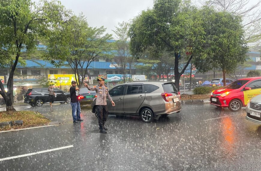 Kapolsek Lubuk Baja Kompol Deny Langie, Spontan Urai Macet Akibat Hujan Deras