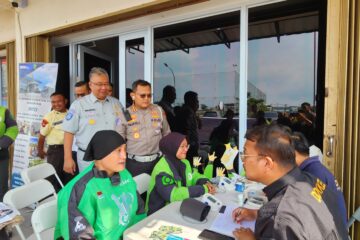 Polantas Menyapa Polda Kepri Laksanakan Pemeriksaan Kesehatan Gratis dan Pemberian Sembako Pada Driver Gojek Kota Batam