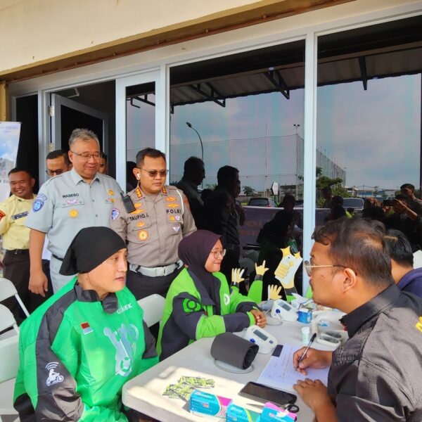 Polantas Menyapa Polda Kepri Laksanakan Pemeriksaan Kesehatan Gratis dan Pemberian Sembako Pada Driver Gojek Kota Batam