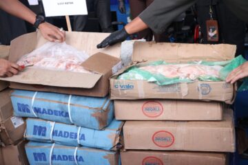 Polda Kepri Amankan 5037 Kotak Daging dan Ratusan Karung Barang Bekas Ilegal