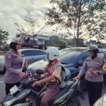 Polwan-Polwan Cantik Ditlantas Polda Kepri Bagikan Coklat Ke Pengendara