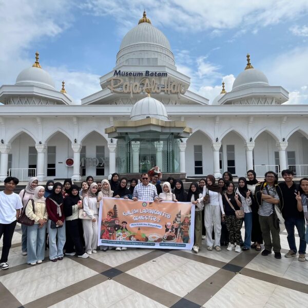Belajar Hukum dari Akar Peradaban: Mahasiswa Uniba Kuliah Lapangan di Museum Raja Ali Haji Batam.