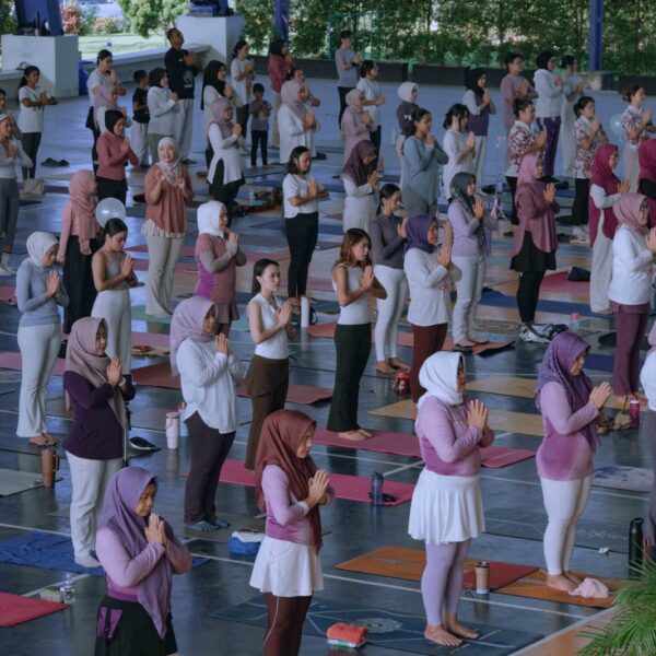 Rayakan Hari Yoga Internasional 2026, HARRIS Resort Waterfront Batam dan HARRIS Batam Center Kolaborasi Dengan Pesona Yoga Studio