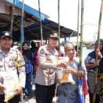 Arungi Lautan Kunjungi Pulau – Pulau Kecil Terluar di Ujung Batam, Bidhumas Polda Kepri Bersama Insan Pers Bagikan Ratusan Bendera Merah Putih di Belakang Padang
