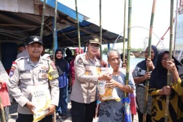 Arungi Lautan Kunjungi Pulau – Pulau Kecil Terluar di Ujung Batam, Bidhumas Polda Kepri Bersama Insan Pers Bagikan Ratusan Bendera Merah Putih di…