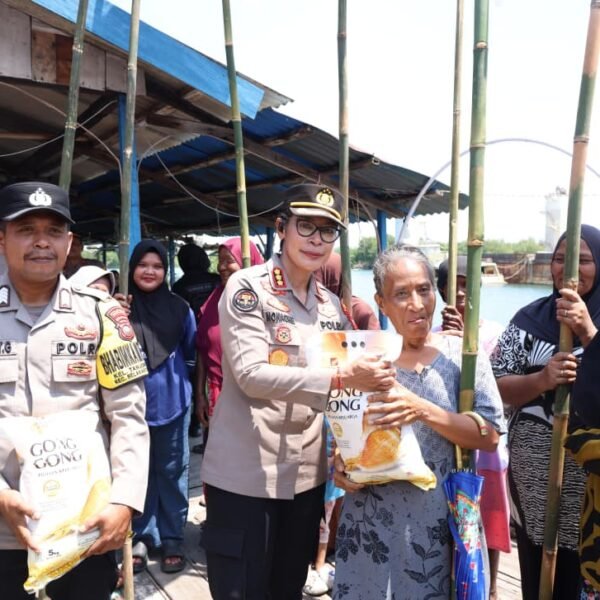 Arungi Lautan Kunjungi Pulau – Pulau Kecil Terluar di Ujung Batam, Bidhumas Polda Kepri Bersama Insan Pers Bagikan Ratusan Bendera Merah Putih di Belakang Padang