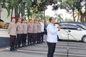 Ditreskrimum Polda Kepri Bagikan 1500 Bendera dan 500 Bansos Pada Masyarakat Dalam Rangka HUT RI Ke-81