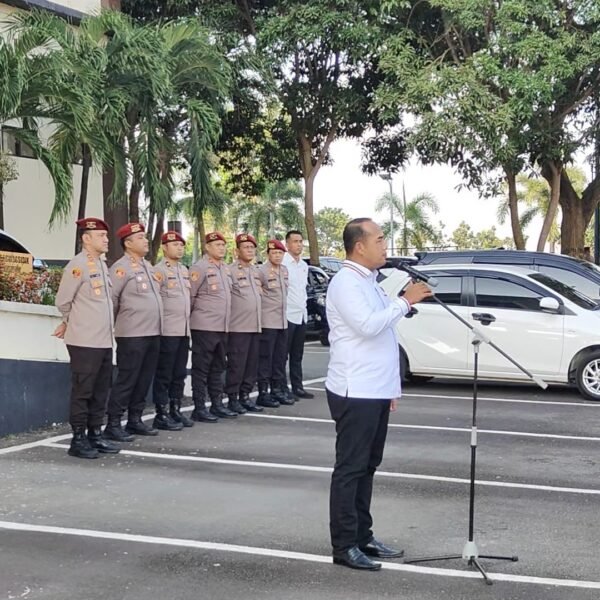 Ditreskrimum Polda Kepri Bagikan 1500 Bendera dan 500 Bansos Pada Masyarakat Dalam Rangka HUT RI Ke-81