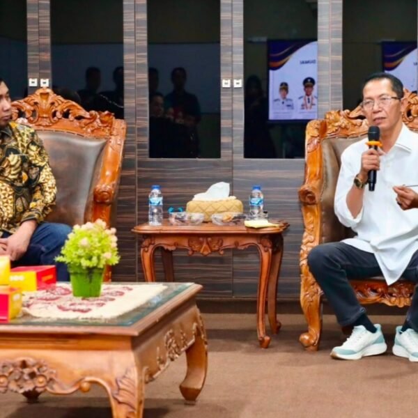 Amsakar Achmad Berbagi Cerita Pembangunan Kota Batam Pada DPRD Dumai