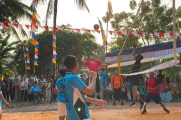 Polri Dekat Dengan Masyarakat, Kabid Propam Polda Kepri Main Voli Bareng Warga Kampung Tua