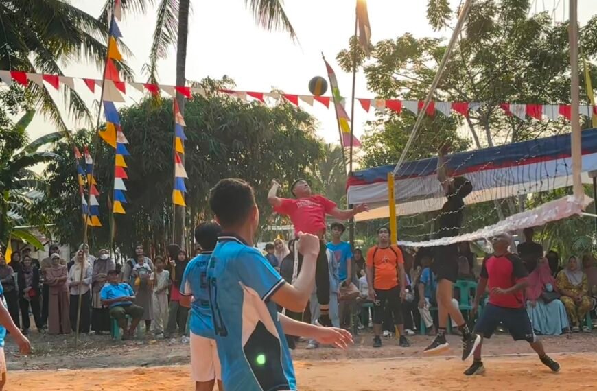 Polri Dekat Dengan Masyarakat, Kabid Propam Polda Kepri Main Voli Bareng Warga Kampung Tua