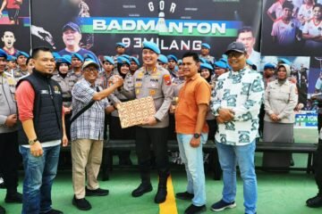 Didepan Seluruh Anggota Bidpropam Polda Kepri, PWI Kepri Serahkan Karikatur Ke Kombes Pol Eddwi Kurniyanto