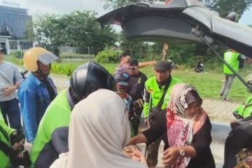Ditreskrimsus Polda Kepri dan Wartawan Bagikan 100 Kantong Beras untuk Porter hingga Ojol