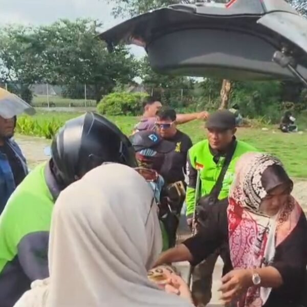 Ditreskrimsus Polda Kepri dan Wartawan Bagikan 100 Kantong Beras untuk Porter hingga Ojol
